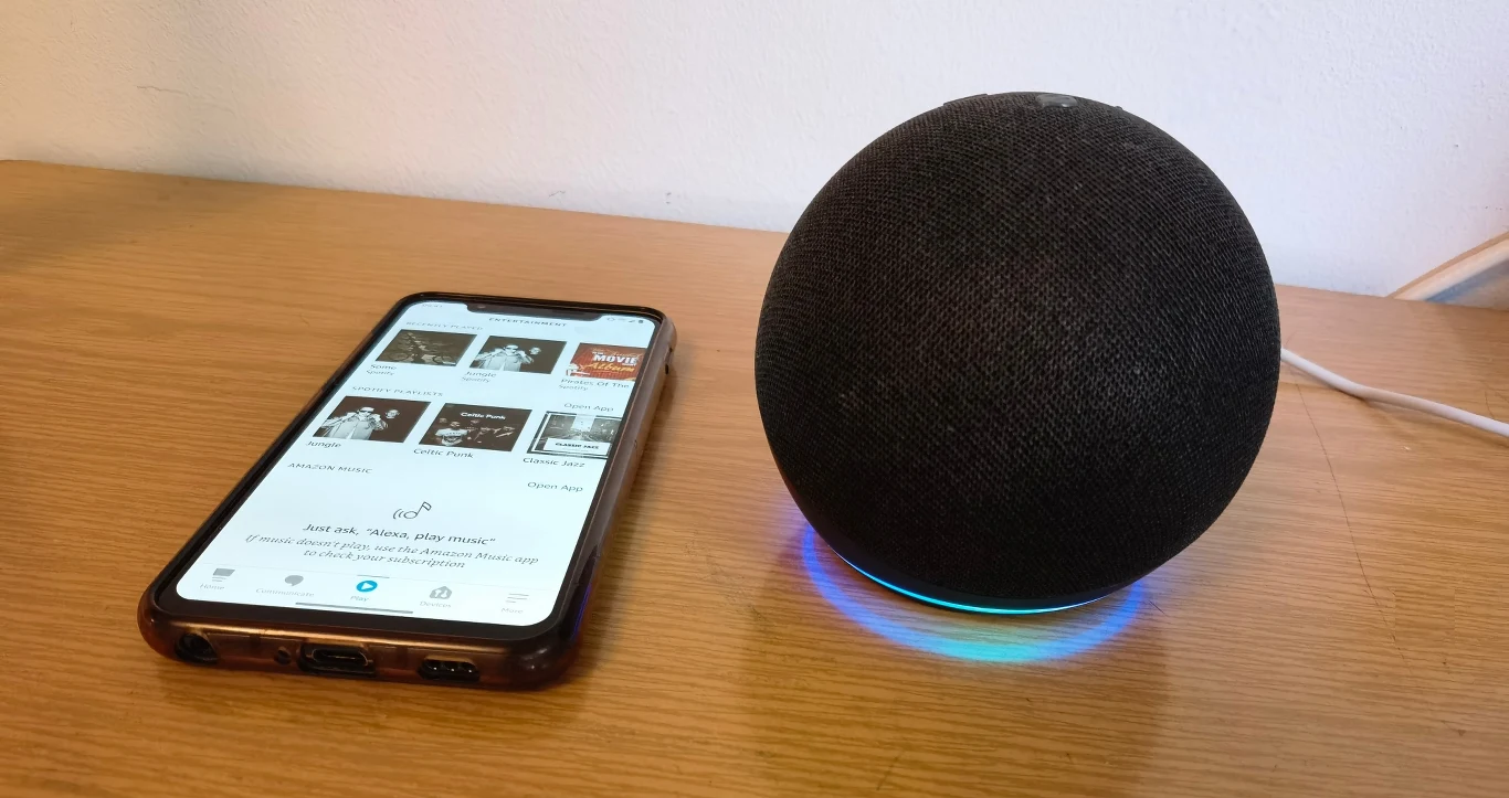 Używanie poleceń głosowych pozwala chronić nasze oczy.