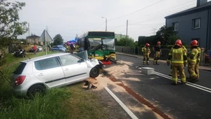 Skoda czołowo zderzyła się z miejskim autobusem