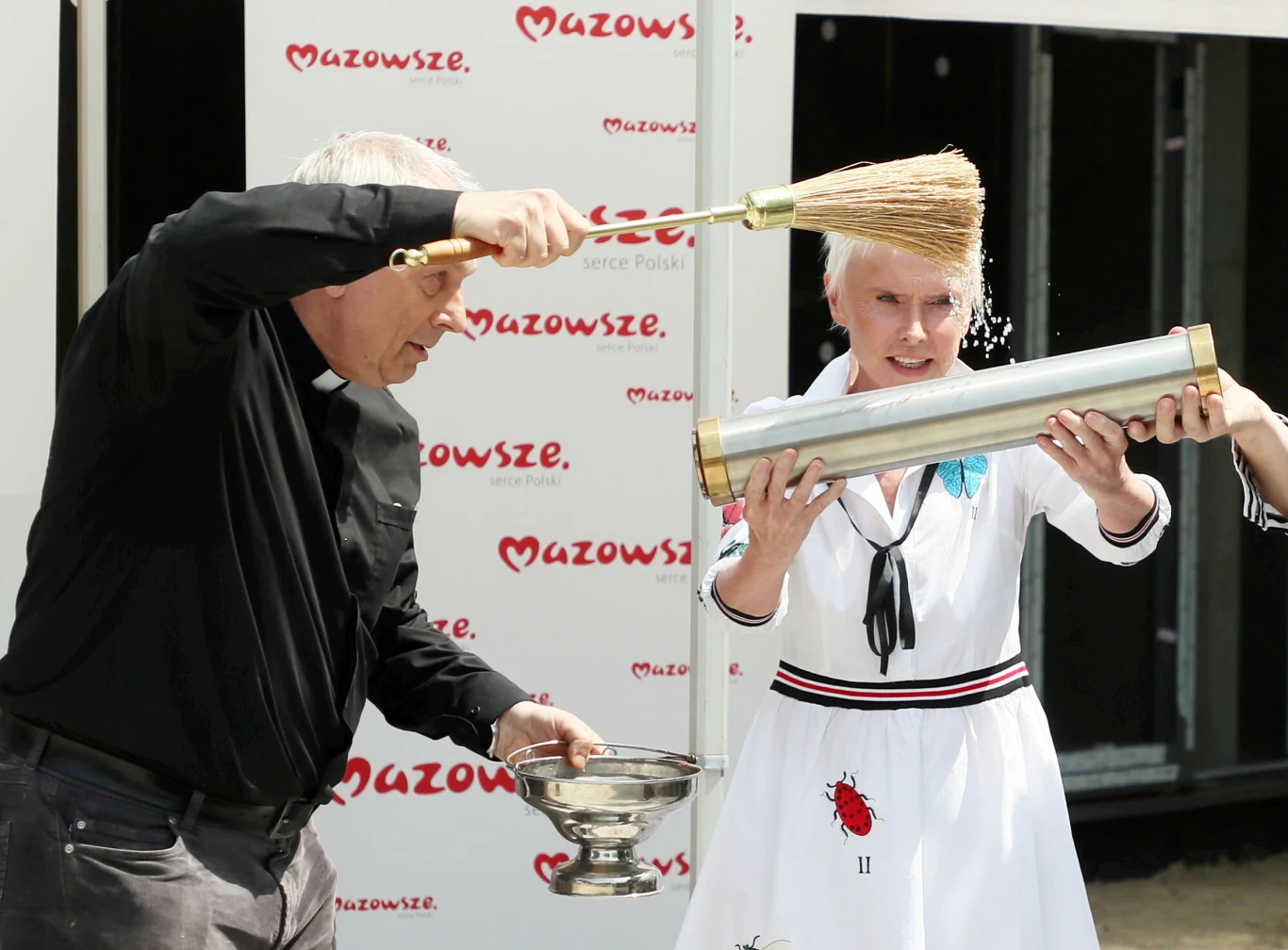 Ewa Błaszczyk na uroczystości wmurowaniu aktu erekcyjnego kliniki "Budzik" Ewa Błaszczyk na uroczystości wmurowaniu aktu erekcyjnego kliniki "Budzik"