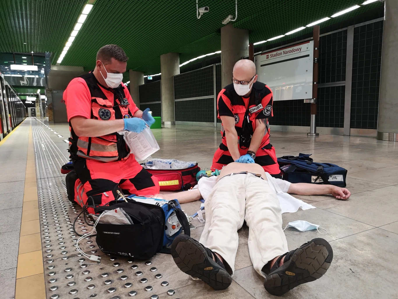 Jeśli zauważymy, że ktoś stracił przytomność, musimy natychmiast udzielić takiej osobie pierwszej pomocy - liczy się czas