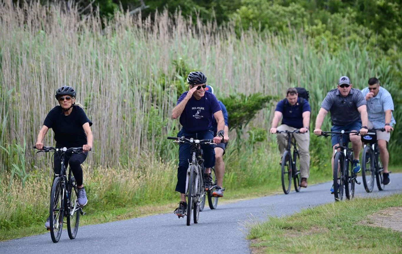 Prezydent USA Joe Biden i pierwsza dama Jill Biden na wycieczce rowerowej w Cape Henlopen State Park w Delaware.