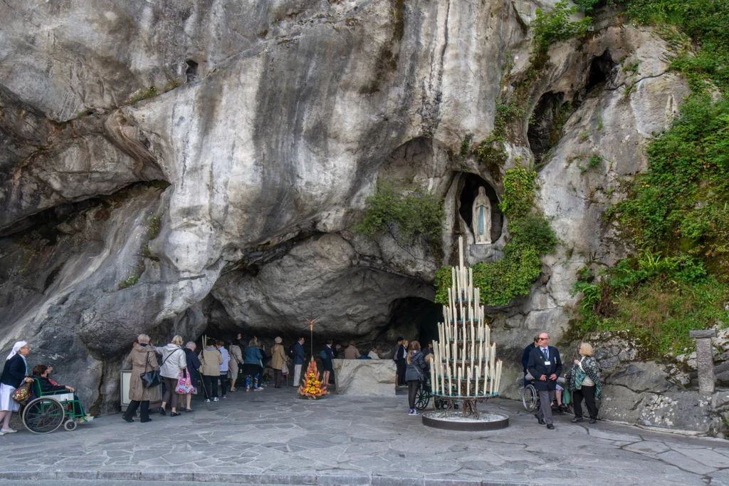 W czasie objawień w Lourdes w grocie pojawiło się źródło wody