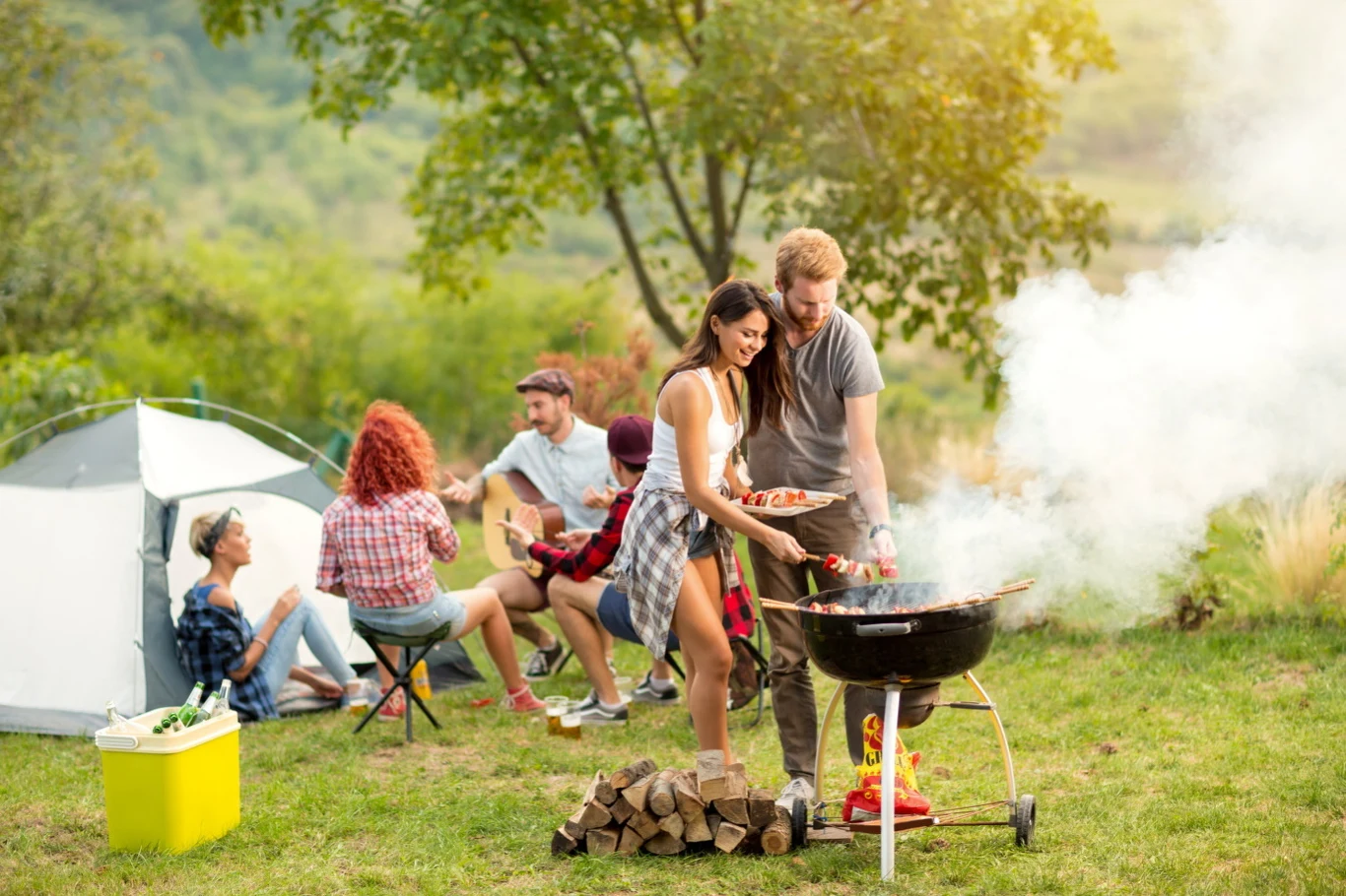 Grill na kempingu to jeden z najpopularniejszych sposobów na przygotowanie posiłku.