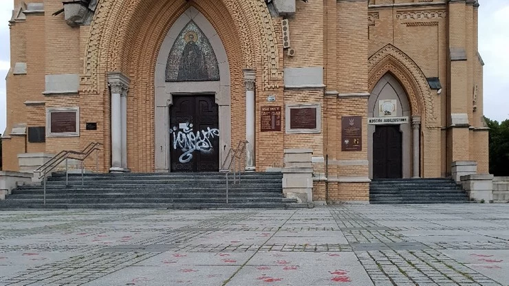 Zniszczone drzwi katedry