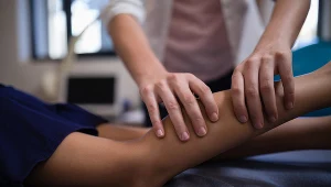 Dzieci, którym doskwierają początki reumatyzmu, często mają problemy z porannym wstawaniem z łóżka