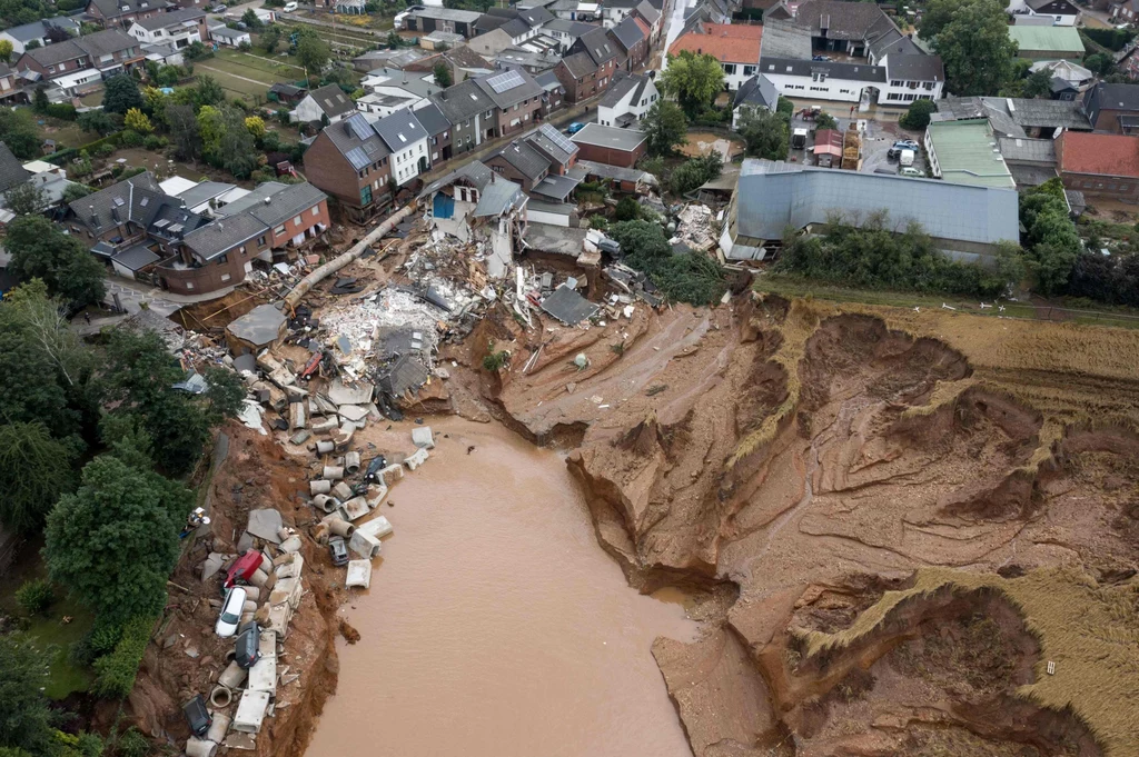 Zniszczenia po powodzi w Erftstadt na zachodzie Niemiec.  