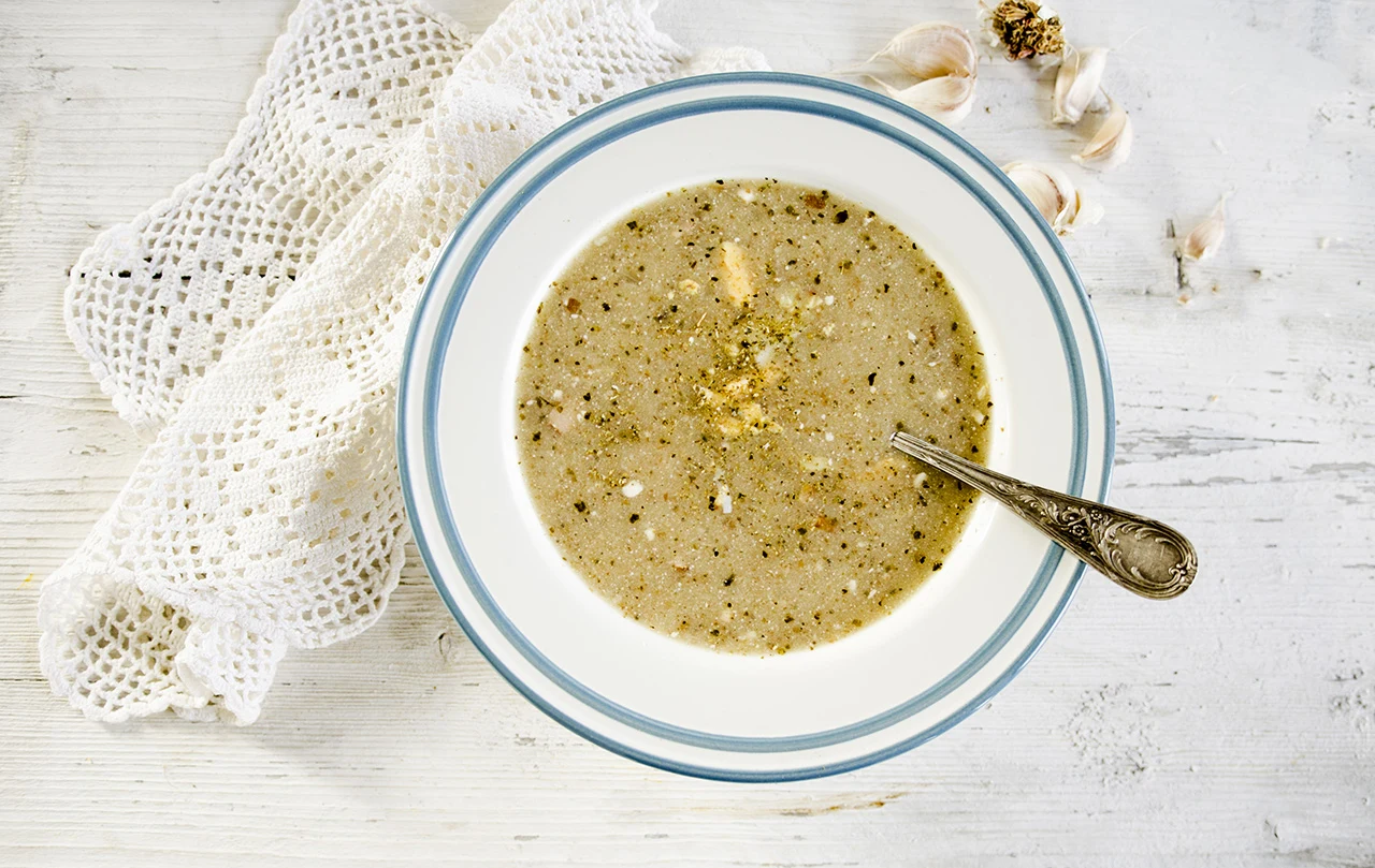 Żurek z wędzonym twarogiem to wyjątkowo smaczne danie Żurek na żytnim zakwasie cieszy się ogromną popularnością