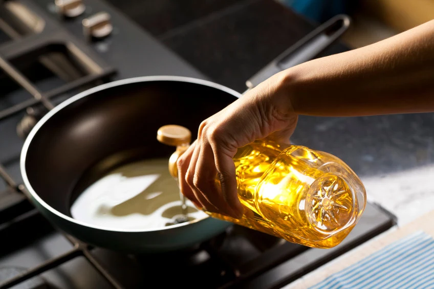 Temperaturę oleju na patelni ocenisz domowymi sposobami