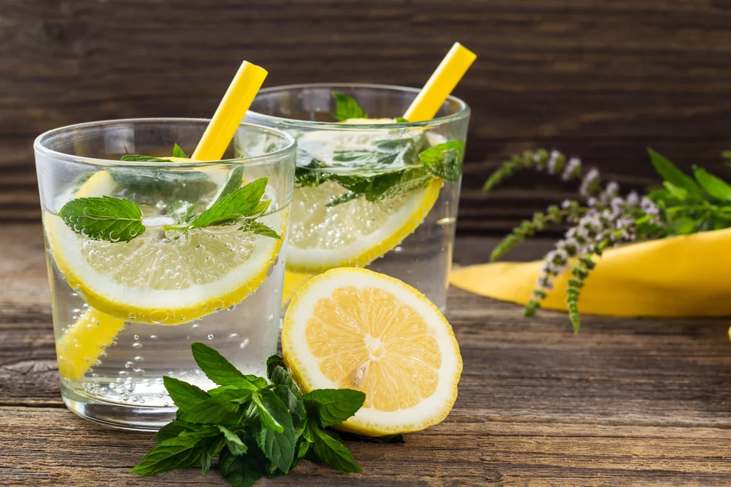 Lemoniada z cytryn doskonale orzeźwi nas w upalne dni