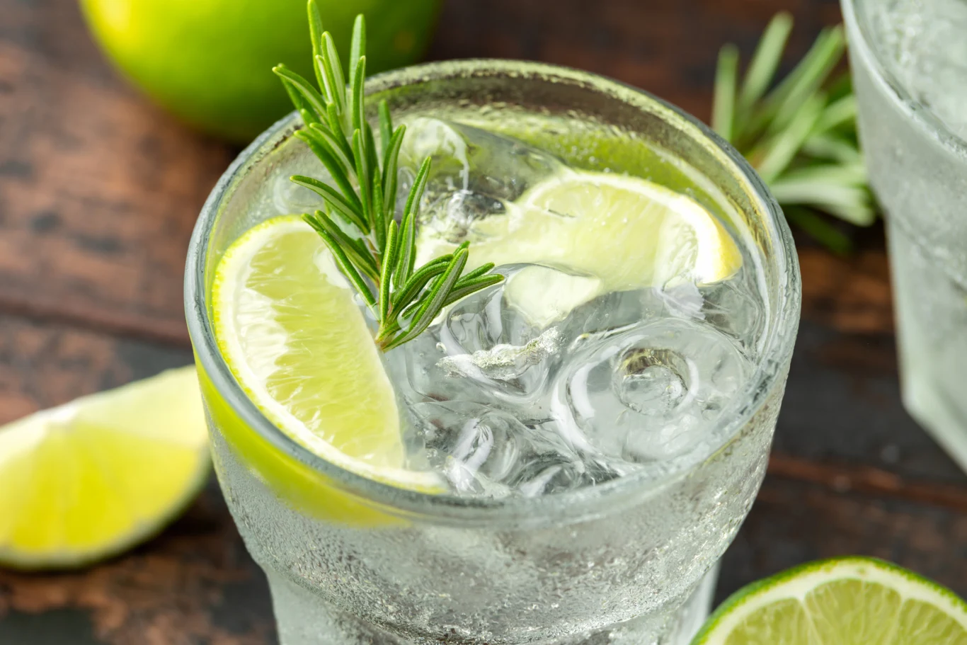 Przygotuj smaczną lemoniadę z bazylią i rozmarynem