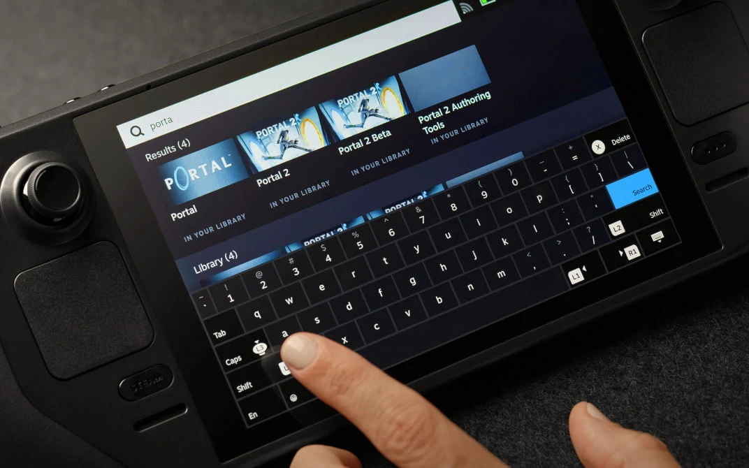 Jednak w każdej chwili podepniemy ją za pomocą kabla USB C do monitora lub telewizora. Taki sam przewód posłuży do ładowania konsoli. Po uzupełnieniu energii w akumulatorze o pojemności 40 Wh do 100 proc. możemy liczyć na bezprzewodową rozgrywkę przez dwie do nawet ośmiu godzin. Jednak w każdej chwili podepniemy ją za pomocą kabla USB C do monitora lub telewizora. Taki sam przewód posłuży do ładowania konsoli. Po uzupełnieniu energii w akumulatorze o pojemności 40 Wh do 100 proc. możemy liczyć na bezprzewodową rozgrywkę przez dwie do nawet ośmiu godzin.