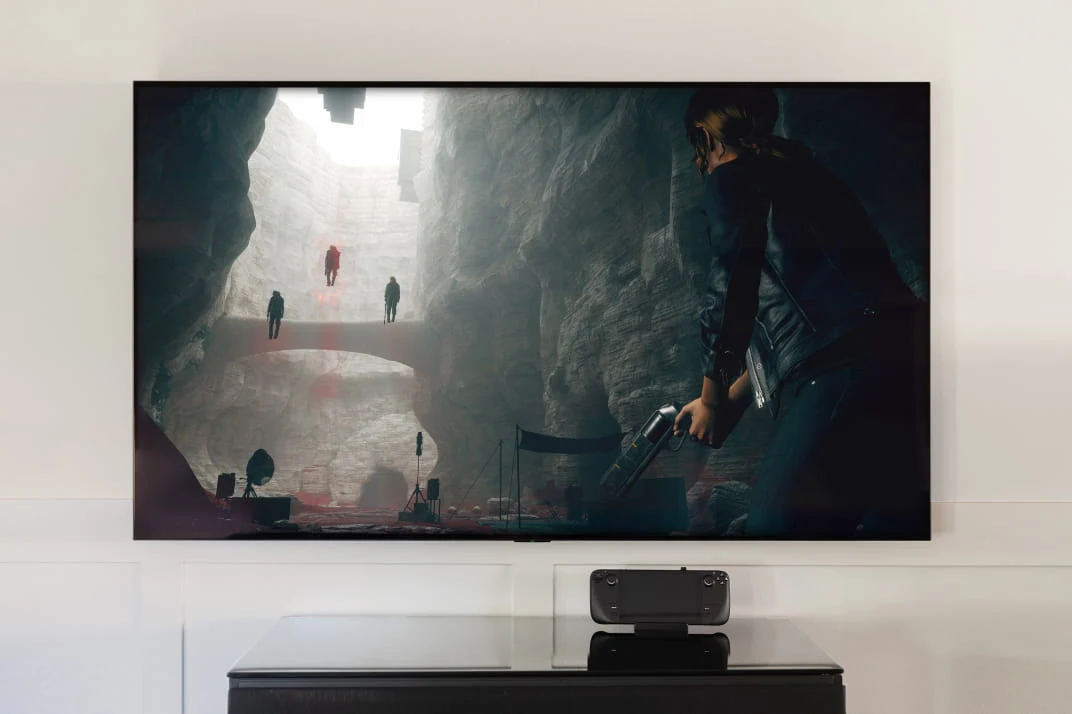 Konsola zapewni całkowitą mobilność także za sprawą niewielkich wymiarów - 298 x 117 x 49 mm. Spakowanie urządzenia do niewielkiej torebki czy do bocznej komory plecaka nie powinno stanowić żadnego problemu. Jego waga to wprawdzie aż 669 g, czyli znacznie więcej niż Nintendo Switcha (398 g z podłączonymi kontrolerami), ale w dalszym ciągu na tyle niewiele, że trzymanie go w dłoniach przez dłuższy czas nie powinno być męczące. Konsola zapewni całkowitą mobilność także za sprawą niewielkich wymiarów - 298 x 117 x 49 mm. Spakowanie urządzenia do niewielkiej torebki czy do bocznej komory plecaka nie powinno stanowić żadnego problemu. Jego waga to wprawdzie aż 669 g, czyli znacznie więcej niż Nintendo Switcha (398 g z podłączonymi kontrolerami), ale w dalszym ciągu na tyle niewiele, że trzymanie go w dłoniach przez dłuższy czas nie powinno być męczące.