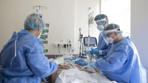 W szpitalach trwa walka o życie osób zakażonych koronawirusem