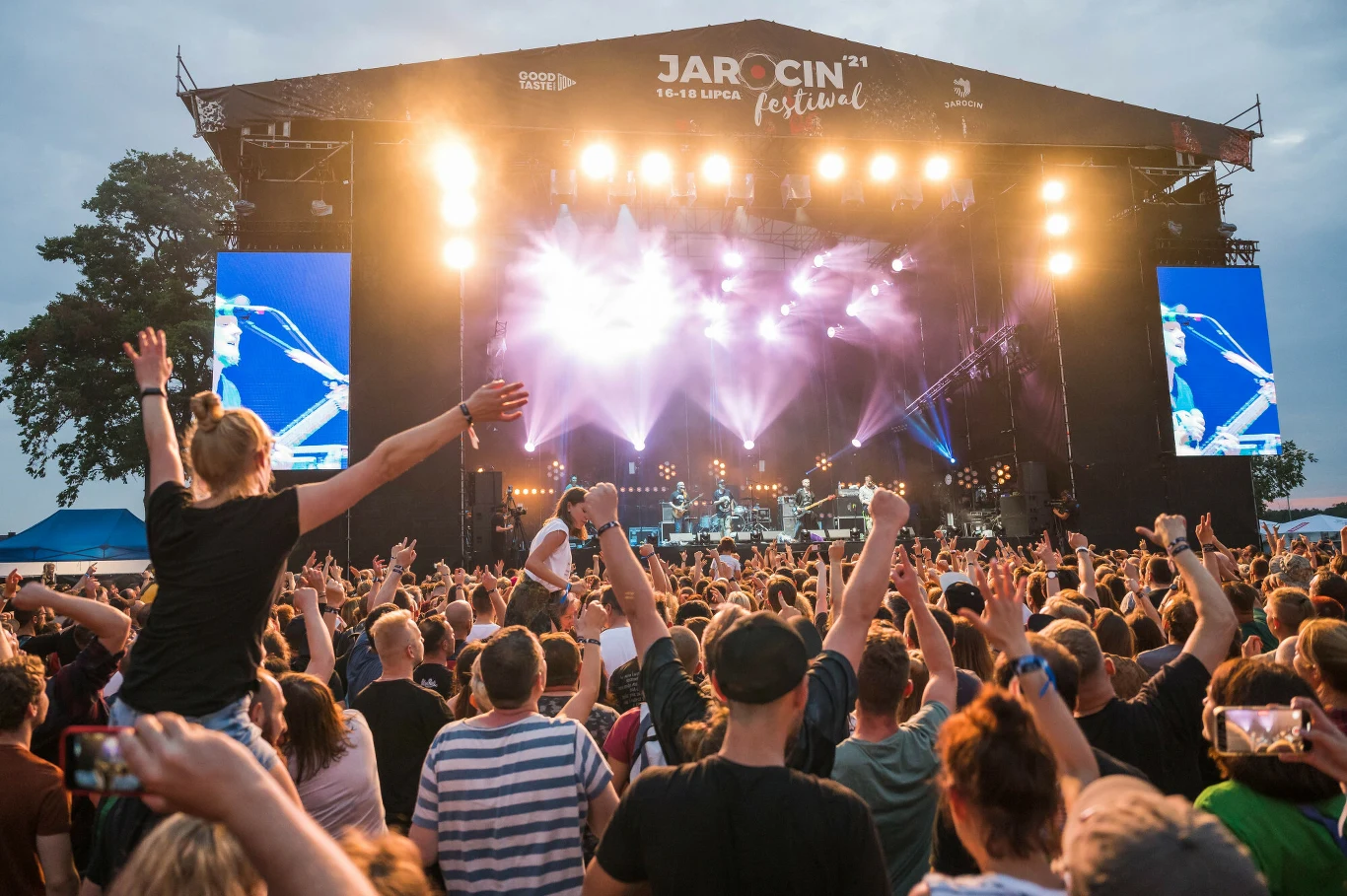 Tłumy na koncercie w Jarocinie. 