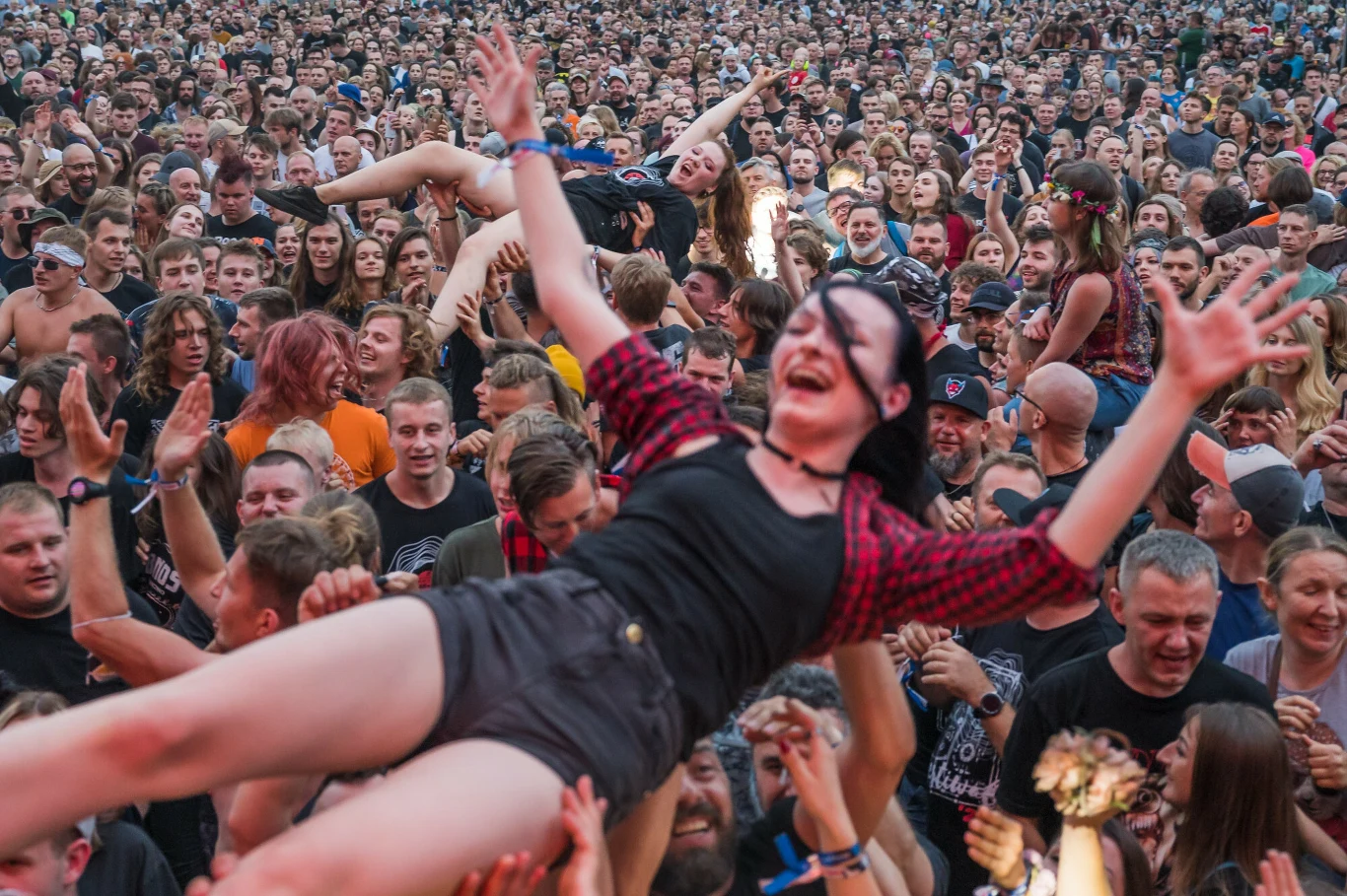 Pod sceną festiwalu pojawiły się dawno niewidziane tłumy. Według oficjalny informacji do Jarocina przyjechało kilka tysięcy osób.