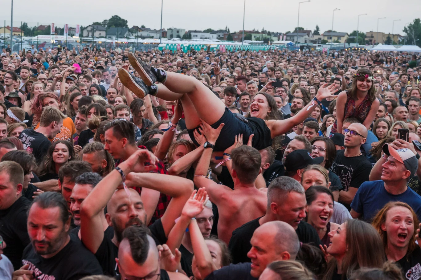 Pierwszego dnia tegorocznego festiwalu w Jarocinie na scenie pojawili się m.in.: Pull The Wire, Muchy, Decapitated, Strachy na Lachy, Luxtorpeda i Dezerter. 