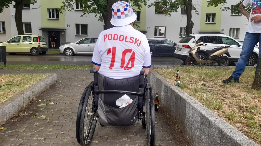 Niepełnosprawny kibic Górnika w koszulce Podolskiego przed sparingiem z Górnikiem Niepełnosprawny kibic Górnika w koszulce Podolskiego przed sparingiem z Górnikiem