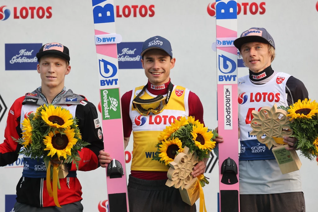 Od prawej: Dawid Kubacki, Jakub Wolny i Jan Hoerl na podium w Wiśle Od prawej: Dawid Kubacki, Jakub Wolny i Jan Hoerl na podium w Wiśle