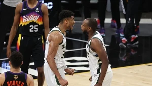 Giannis Antetokounmpo (biały strój, z lewej) i Khris Middleton