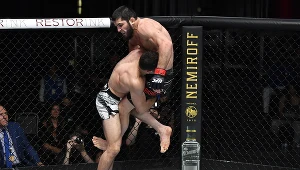 Islam Machaczew (z prawej) i Thiago Moises