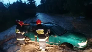 Rwąca woda porwała samochód z kierowcą