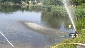 Strażacy napowietrzają jezioro