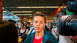 Alicja Tchórz rozmawia z dziennikarzami na lotnisku w Warszawie