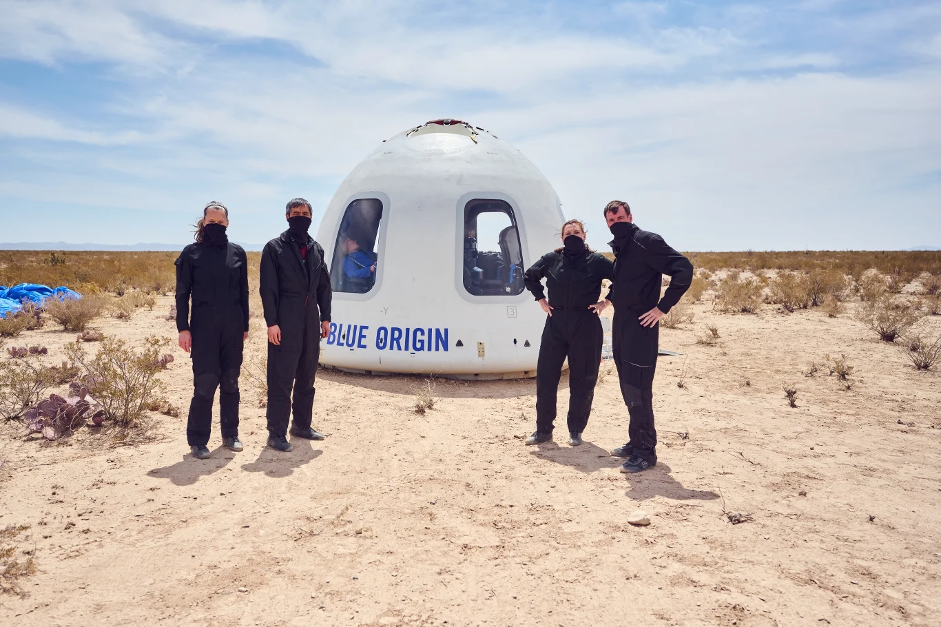 Załoga testująca obok kapsuły Blue Origin