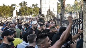 Demonstracja przeciwko covidowym ograniczeniom przed pałacem prezydenckim w Nikozji