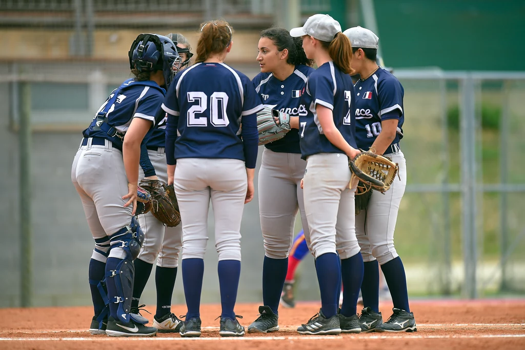 Mecz softballu między Francją a Hiszpanią Mecz softballu między Francją a Hiszpanią