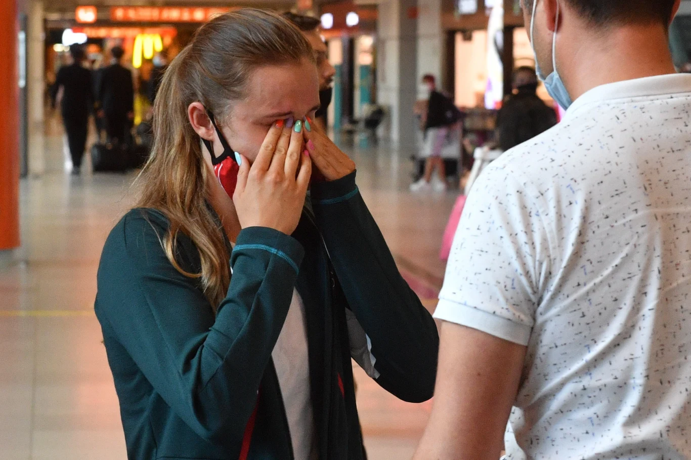 Pływaczka Dominika Kossakowska (z lewej) na lotnisku Chopina w Warszawie po przedwczesnym powrocie z Tokio Pływaczka Dominika Kossakowska (z lewej) na lotnisku Chopina w Warszawie po przedwczesnym powrocie z Tokio