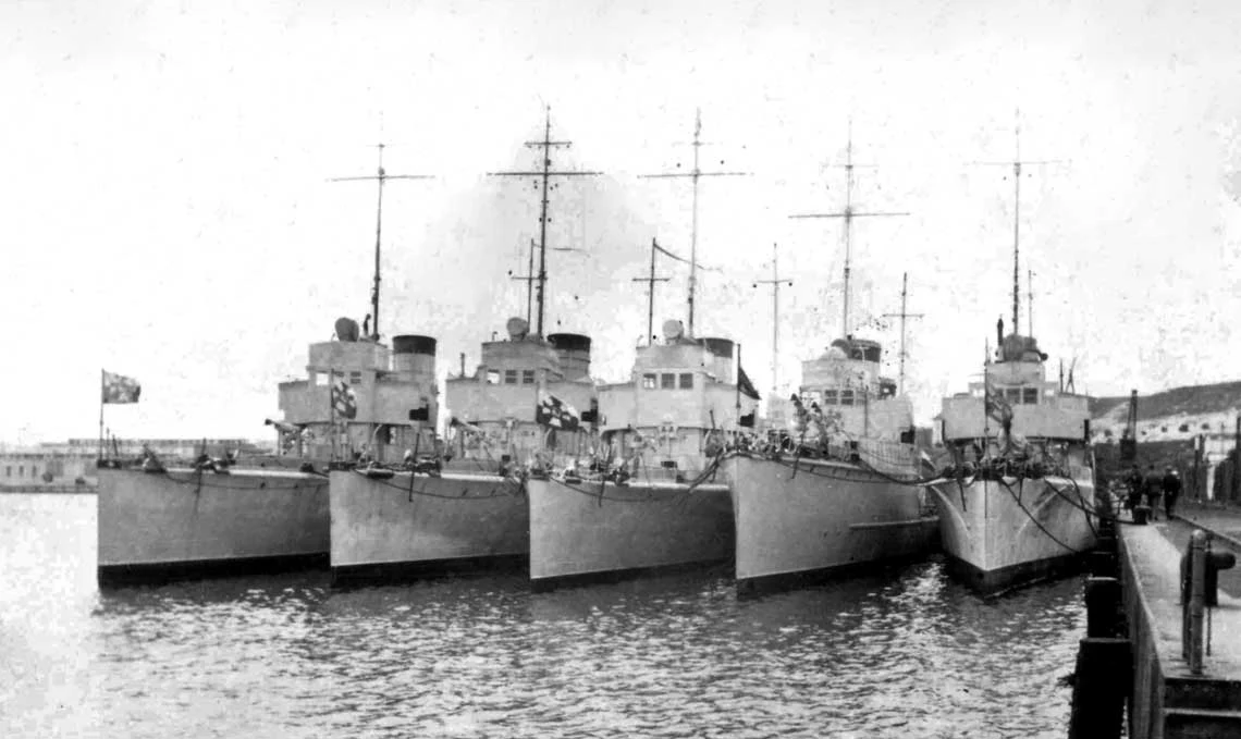 „Kaszub” oficjalnie został wcielony do Marynarki Wojennej 15 października 1921 roku. Po remoncie trafił do Dywizjonu Torpedowców, w którym pełnił rolę jednostki szkolnej. W ramach rejsów szkolnych w 1922 roku odwiedził Kopenhagę. Rok później Karlskronę i Kalmar. Ten ostatni port miał odwiedzić także w 1925 roku. Przygotowania do rejsu rozpoczęto w Gdańsku, gdzie okręt pobrał mazut. Po węgiel miał przejść do Pucka. Po drodze doszło jednak do awarii – oderwało się jedno z piór prawoburtowej śruby. Dowództwo podjęło decyzję o wydokowaniu okrętu w Gdańsku.