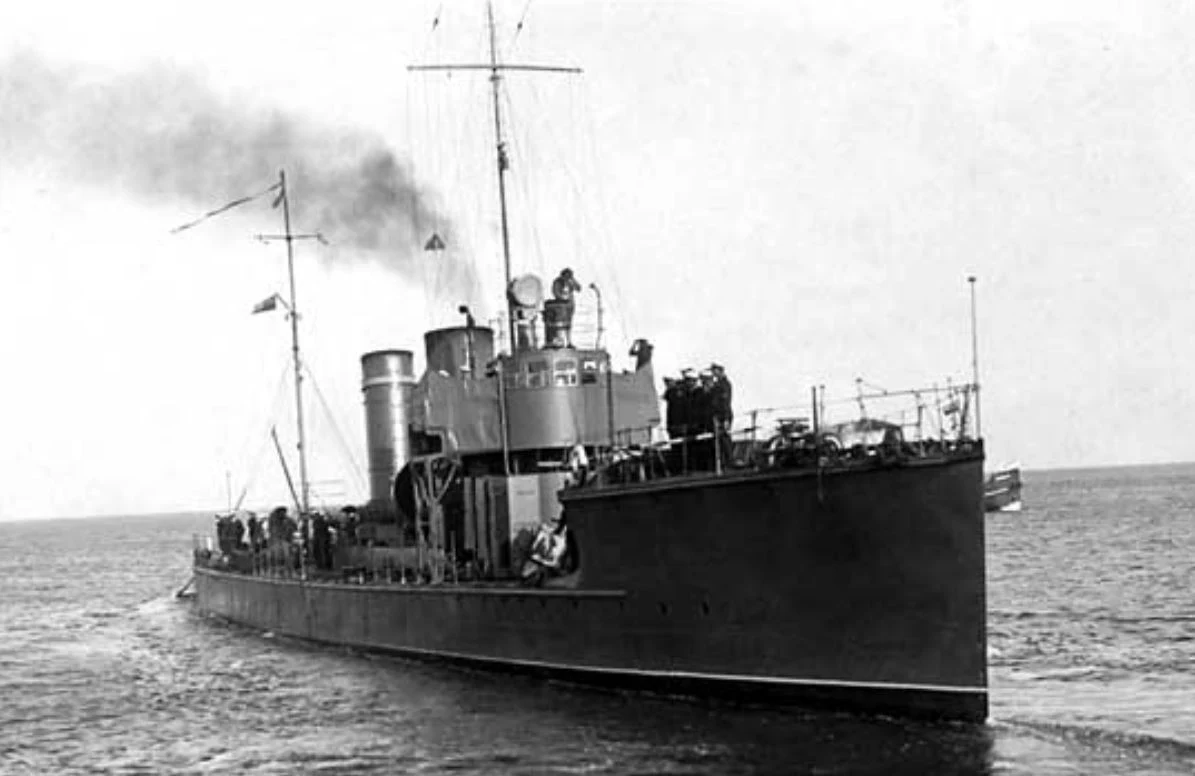 Remont skończył się 20 lipca. Nad ranem rozpoczęły się przygotowania do rozpalenia ognia pod kotłem opalanym mazutem. Około godziny 8.00 rano nad gdańską stocznią pojawił się ogromny słup ognia i dymu, z których wyfrunął dziobowy komin torpedowca. Wybuch zmiótł mostek i przełamał stępkę. Dziób w kilka minut poszedł na dno. Rufa unosiła się na powierzchni. Jakimś niewyobrażalnym cudem zginęło zaledwie trzech marynarzy. 