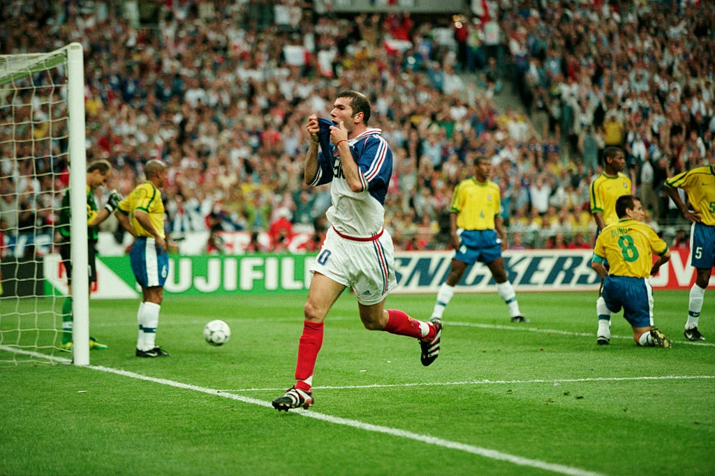 Zinedine Zidane i pamiętny moment meczu sprzed 23 laty Zinedine Zidane i pamiętny moment meczu sprzed 23 laty
