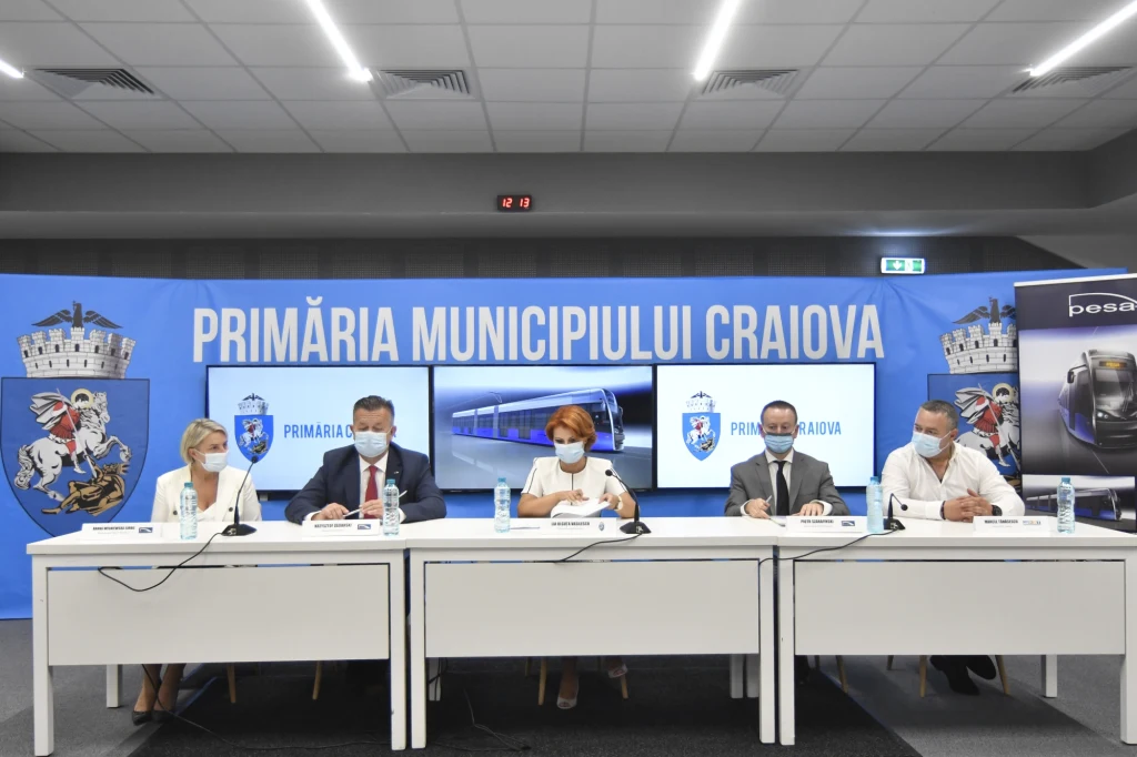 Tramwaje PESA jeżdżą również w rumuńskim Cluj, a w tej chwili PESA produkuje pojazdy dla Iasi. Spółka zakończyła już testy homologacyjne pierwszego Swinga dla Iasi, a pierwsze tramwaje wyjadą z Bydgoszczy do Rumunii jeszcze w lipcu. Spółka wygrała również przetargi na dostawę tramwajów dla Koszyc na Słowacji i dla stolicy Bułgarii, Sofii. Tramwaje PESA jeżdżą również w rumuńskim Cluj, a w tej chwili PESA produkuje pojazdy dla Iasi. Spółka zakończyła już testy homologacyjne pierwszego Swinga dla Iasi, a pierwsze tramwaje wyjadą z Bydgoszczy do Rumunii jeszcze w lipcu. Spółka wygrała również przetargi na dostawę tramwajów dla Koszyc na Słowacji i dla stolicy Bułgarii, Sofii.