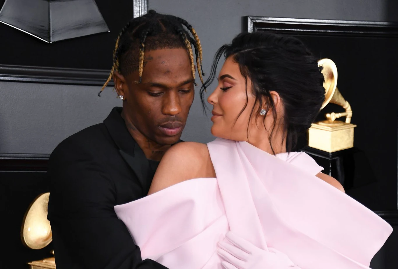 Travis Scott ze swoją partnerką Kylie Jenner Travis Scott ze swoją partnerką Kylie Jenner