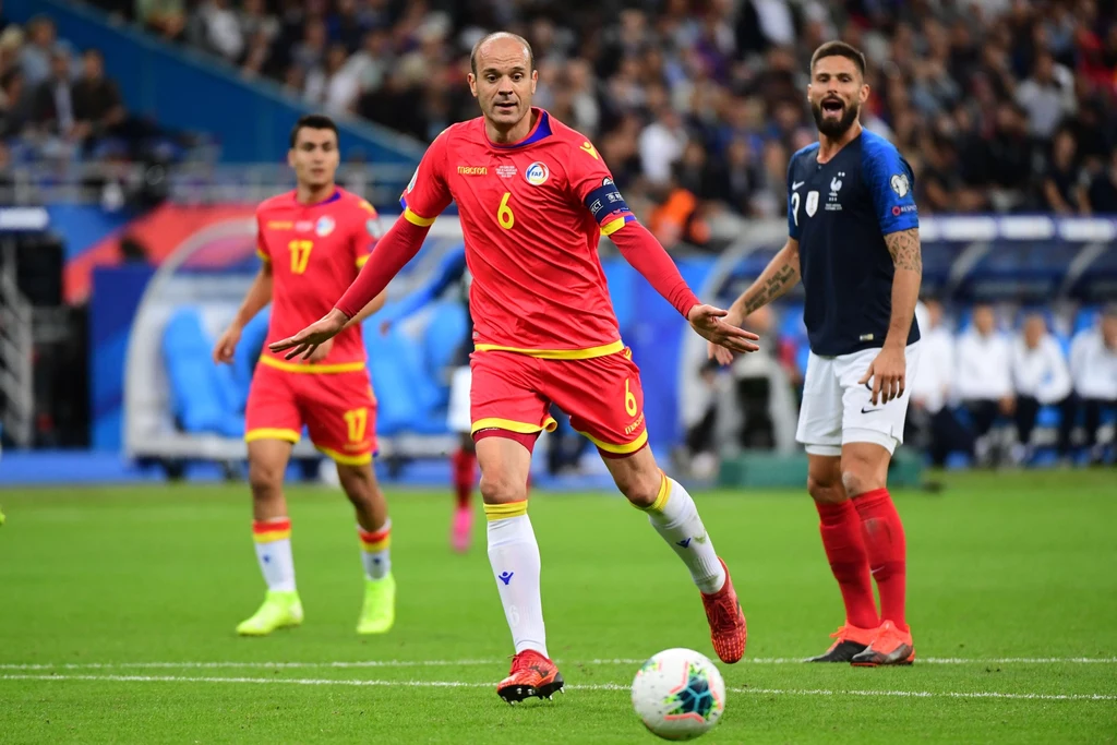 Ildefons Lima (nr 6) w meczu z Francją w eliminacjach Euro 2020