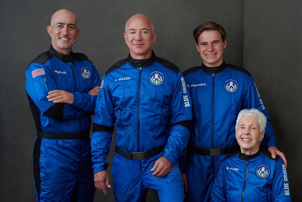 Załoga New Shepard - od lewej Mark Bezos, Jeff Bezos,  Oliver Daemen i Wally Funk