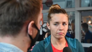 Alicja Tchórz rozmawia z dziennikarzami na lotnisku w Warszawie