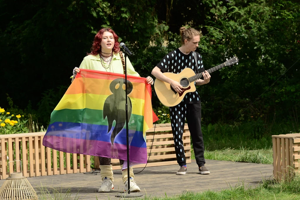 Karin Ann zaskoczyła widzów Telewizji Polskiej tęczową flagą