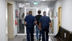 Oskarżony Filip J. w drodze na salę rozpraw Sądu Okręgowego w Poznaniu