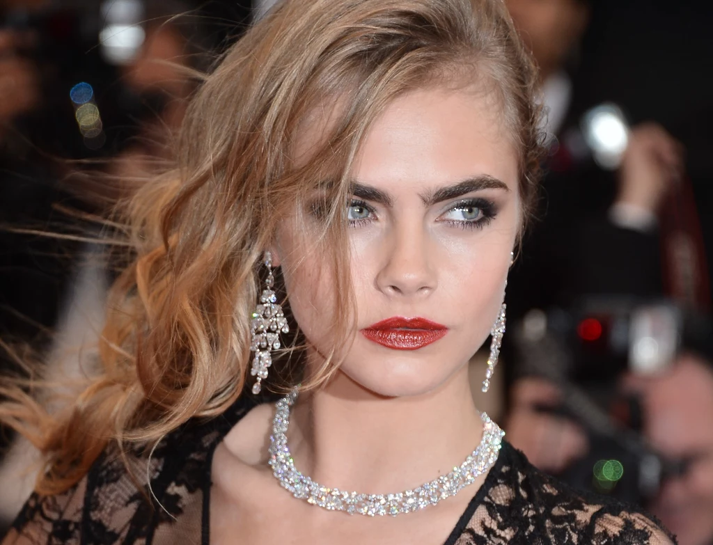 Cara Delevingne kilka lat temu wyglądała świetnie w ciemnym blondzie