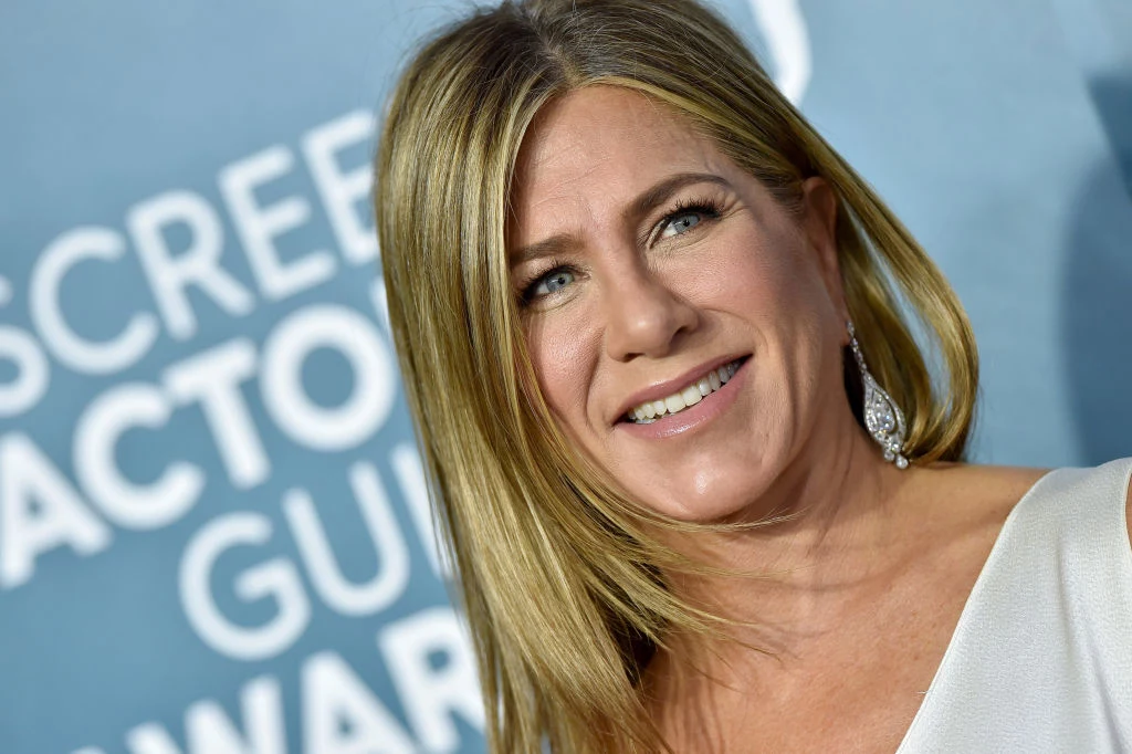 Jennifer Aniston jest po pięćdziesiątce, ale można odnieść wrażenie, że wygląda na o co najmniej dekadę mniej