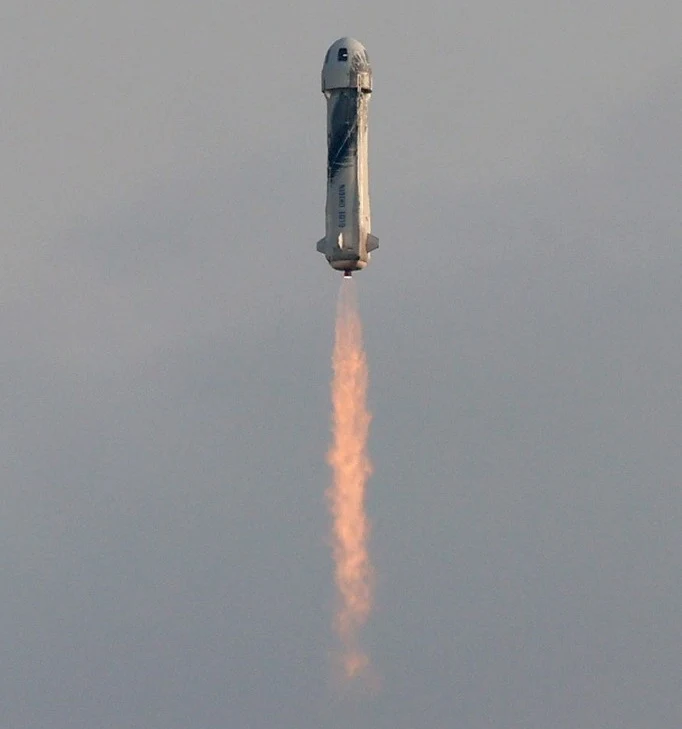 Rakieta New Shepard tuż po starcie Rakieta New Shepard tuż po starcie