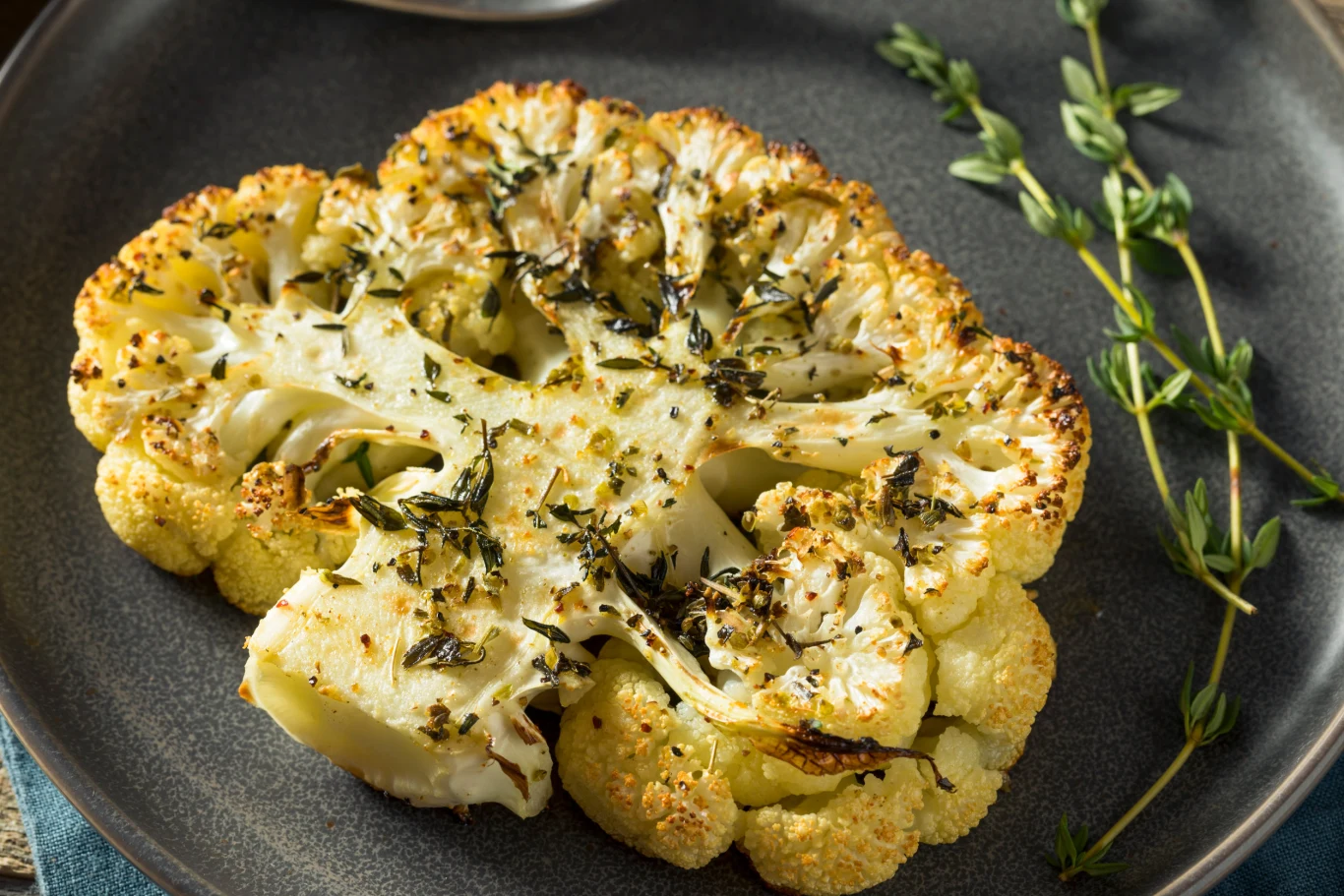 Zrób steki z kalafiora i grilluj je przez 5 minut Zrób steki z kalafiora i grilluj je przez 5 minut