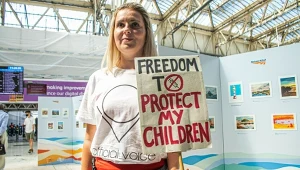 Zdjęcie ilustracyjne - protestujący przeciw szczepieniom 