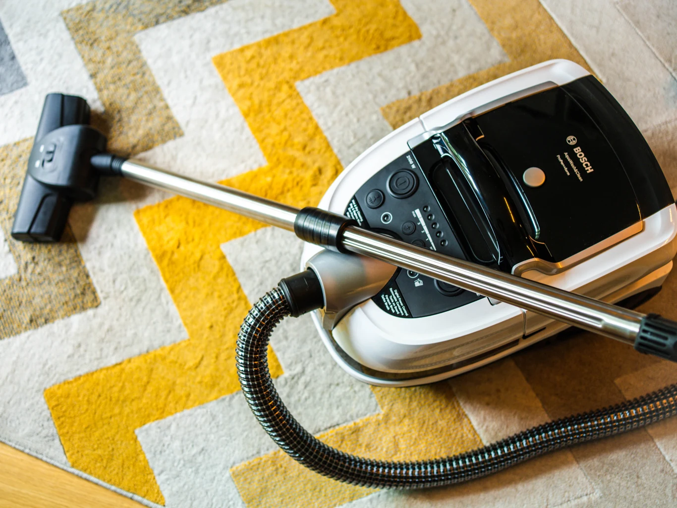 Planując wyczyścić roletę odkurzaczem, powinniśmy pamiętać, aby nie ustawiać go na zbyt wysokie "obroty"