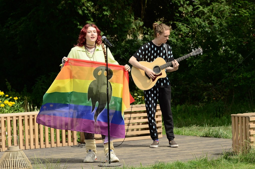 Karin Ann zaskoczyła widzów Telewizji Polskiej tęczową flagą