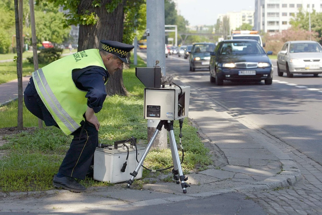 Strażnik miejski w "polowaniu" na kierowców. Zdjęcie z 2005 roku.