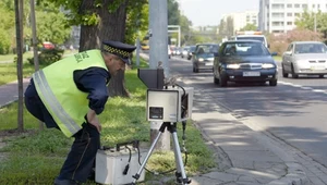 Strażnik miejski w "polowaniu" na kierowców. Zdjęcie z 2005 roku.